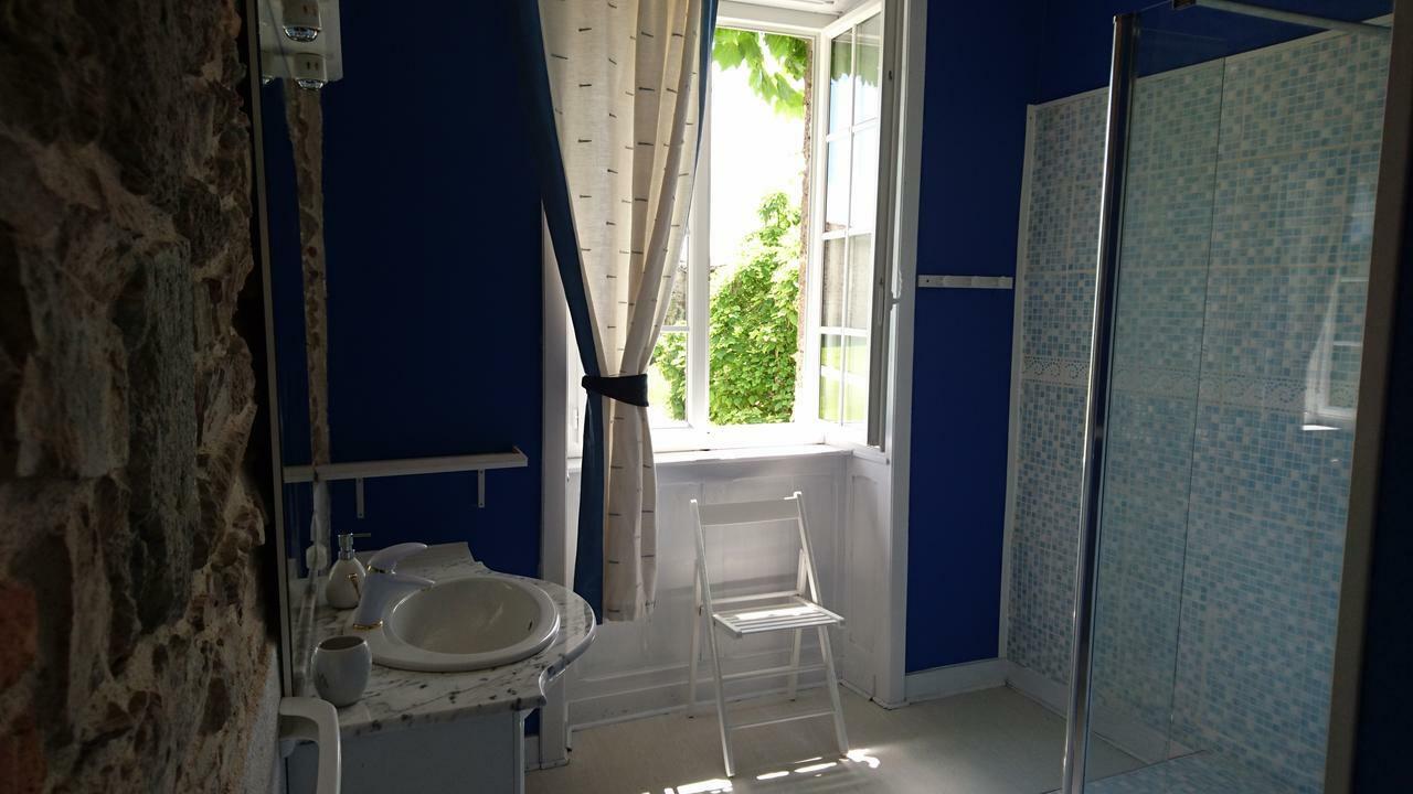 Pierre Deluen Domaine De La Grange De Quaire Bed & Breakfast Chassenon Exterior photo